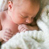 meludahi-ini-5-tradisi-aneh-dan-berbahaya-bagi-bayi-di-seluruh-dunia