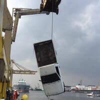 mobil-tercebur-di-pelabuhan-jayapura-seluruh-penumpang-tewas