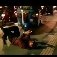 nekat-pria-ini-keasikan-tidur-di-trotoar-halangi-bajaj-dan-sepeda-motor
