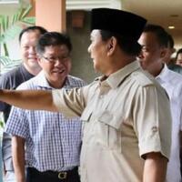 didatangi-pria-tionghoa-prabowo-tepuk-tepuk-pundak-anaknya