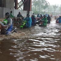 hujan-deras-banjir-setinggi-1-meter-sebabkan-puluhan-motor-mogok-di-fatmawati