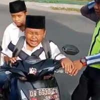 kocak-bocah-ini-takut-di-tilang-polisi-sampai-nangis-histeris
