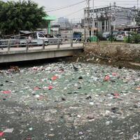 jorok-sampah-penuhi-kali-di-samping-stasiun-duri