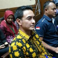 hakim-vonis-zumi-zola-enam-tahun-penjara