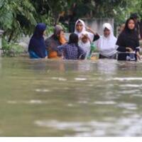 kali-mampang-meluap-kompleks-polri-tergenang-banjir-satu-meter