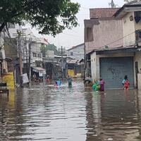 hujan-deras-kawasan-kemang-utara-banjir-capai-1-meter