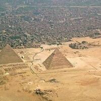 pasangan-kekasih-tanpa-busana-berpose-di-atas-piramida-gaza