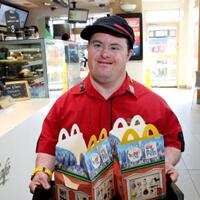 kisah-karyawan-mcdonald-s-pengidap-down-syndrome-yang-menjadi-kesayangan-pelanggannya