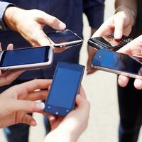 4-cara-pegang-smartphone-ini-ungkap-kepribadianmu-kamu-yang-mana