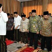 jokowi-jadi-imam-salat-menteri-hingga-ulama