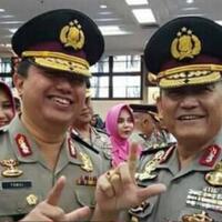dua-jenderal-polisi-acungkan-salam-dua-jari-dipertanyakan