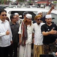 habib-bahar-bin-smith-ditahan-di-polda-jabar-para-santrinya-berduka