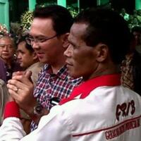 ahok-acungkan-jempol-di-depan-foto-jokowi-warganet-perang-komentar