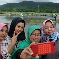 ber-selfie-ria-diatas-bencana-tsunami-banten