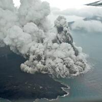 meletus-14-kali-per-menit-anak-gunung-krakatau-berstatus-siaga