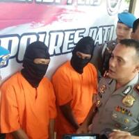mengaku-bukan-pasangan-sejenis-dua-pria-tanpa-busana-berpelukan-di-mobil-karena-alasan-ini