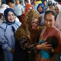 mbak-tutut-berikan-trauma-healing-kepada-anak-anak-di-selat-sunda-di-lampung-selatan