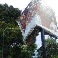 baliho-jokowi-di-jambi-terlipat-nyaris-patah-dilantak-angin-warganet-tanda-alam