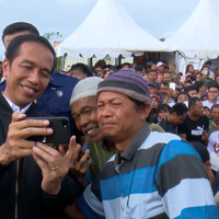 sambut-tahun-baru-2019-jokowi-sarungan-dan-undang-pkl-ke-istana-bogor