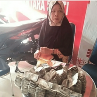 viral--ibu-ini-bawa-duit-pecahan-2-ribuan-sekarung-buat-beli-motor