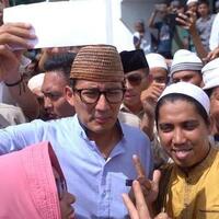 sandiaga-uno-banjir-sumbangan-dana-kampanye-usai-sholat-jumat