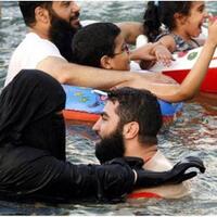 selingan-berendam-di-kolam-renang-ayu-ting-ting-jadi-sorotan