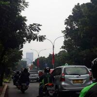 puluhan-bendera-pdip-terpasang-di-tiang-lampu-jalan