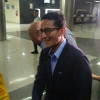 genggam-tangan-ustaz-arifin-ilham-sandiaga-uno-mohon-doa-agar-beliau-pulih-kembali