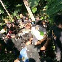 intip-tetangga-lagi-intim-di-kasur-sukirno-malah-jatuh-ke-jurang