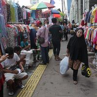 puluhan-pkl-masih-berjualan-dii-area-terlarang-skybridge-tanah-abang