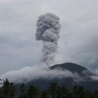 gunung-ibu-kembali-erupsi