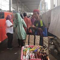 pkl-bandel-gerilya-di-bawah-skybridge