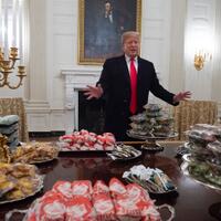 dampak-shutdown-trump-traktir-burger-dan-pizza-untuk-tim-football-di-gedung-putih