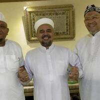 dengan-biro-perjalanan-ini-bisa-umrah-plus-ketemu-dengan-habib-rizieq