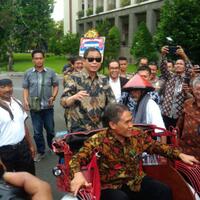 ketika-menteri-jonan-jadi-pengemudi-becak-listrik-untuk-rektor-ugm