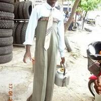 setelah-ripped-jeans-kini-ada-reverse-jeans-seolah-olah-kita-pake-celana-kebalik