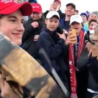 trump-bela-siswa-pakai-topi-maga-yang-lecehkan-pria-pribumi-asli-amerika