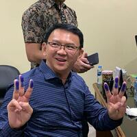 kawat-berduri-hingga-karangan-bunga-untuk-ahok-terlihat-di-depan-mako-brimob