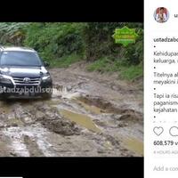 ustadz-abdul-somad-nyetir-fortuner-di-jalanan-hancur-banyak-yang-komen-infrastruktur