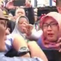 emak-emak-nangis-histeris-ingin-foto-dengan-sandiaga-warganet--settingan