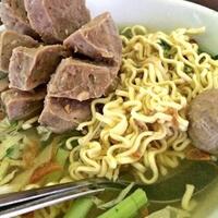 biar-badan-hangat-enaknya-jajan-bakso-isi-rawit-di-sini