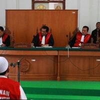 tipu-86720-jemaah-umrah-bos-abu-tours-divonis-20-tahun-penjara-dan-denda-500-juta