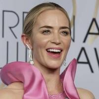 emily-blunt-kenakan-anting-rancangan-desainer-asal-indonesia-eri-dwi-suciaji