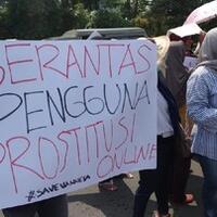 emak-emak-gelar-aksi-savevanessa-di-polda-jatim