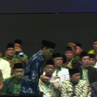 saat-jokowi-jalan-menunduk-di-depan-puluhan-kiai-nu