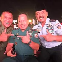 beredar-foto-tni-polri-salam-dua-jari-ini-fakta-sebenarnya