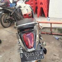 polisi-cek-nopol-motor-yang-dibanting-adi-saputra