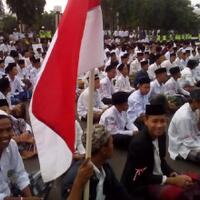 demo-protes-puisi-fadli-zon-massa-santri-tumplek-blek-di-alun-alun-kudus