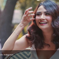 pakai-baju-tahanan-tangan-diborgol-begini-wajah-vanessa-angel-yang-kuyu