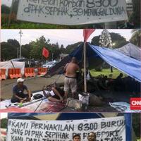puluhan-korban-phk-freeport-menginap-di-seberang-istana